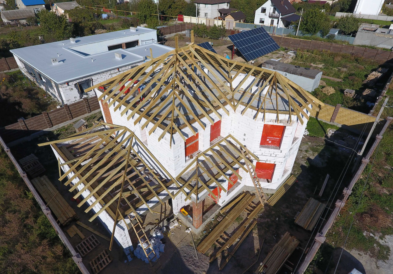 Зведення чотирьохскатної покрівлі для заміського котеджу