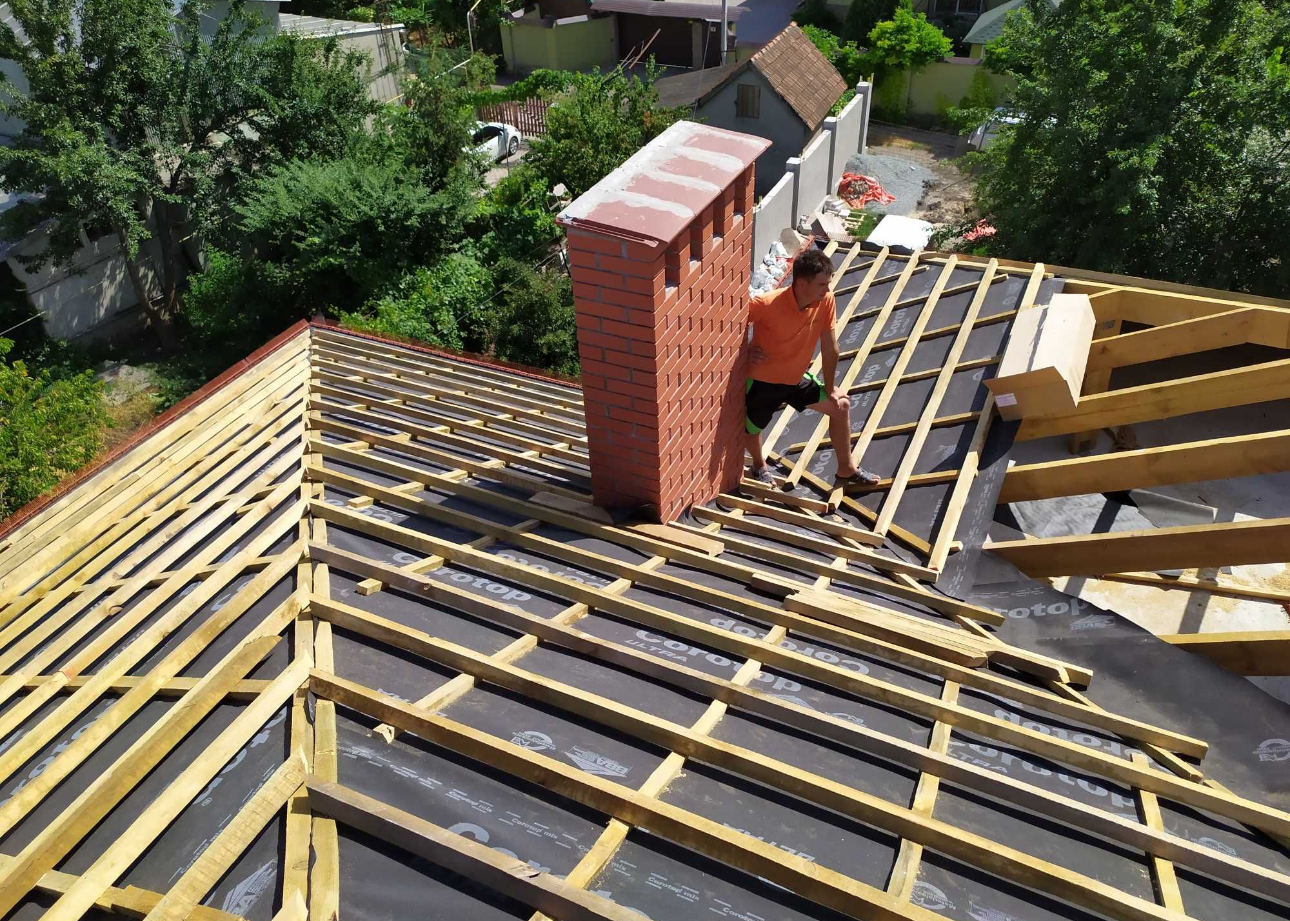 Покрівельні роботи з використанням профнастилу у Дніпрі