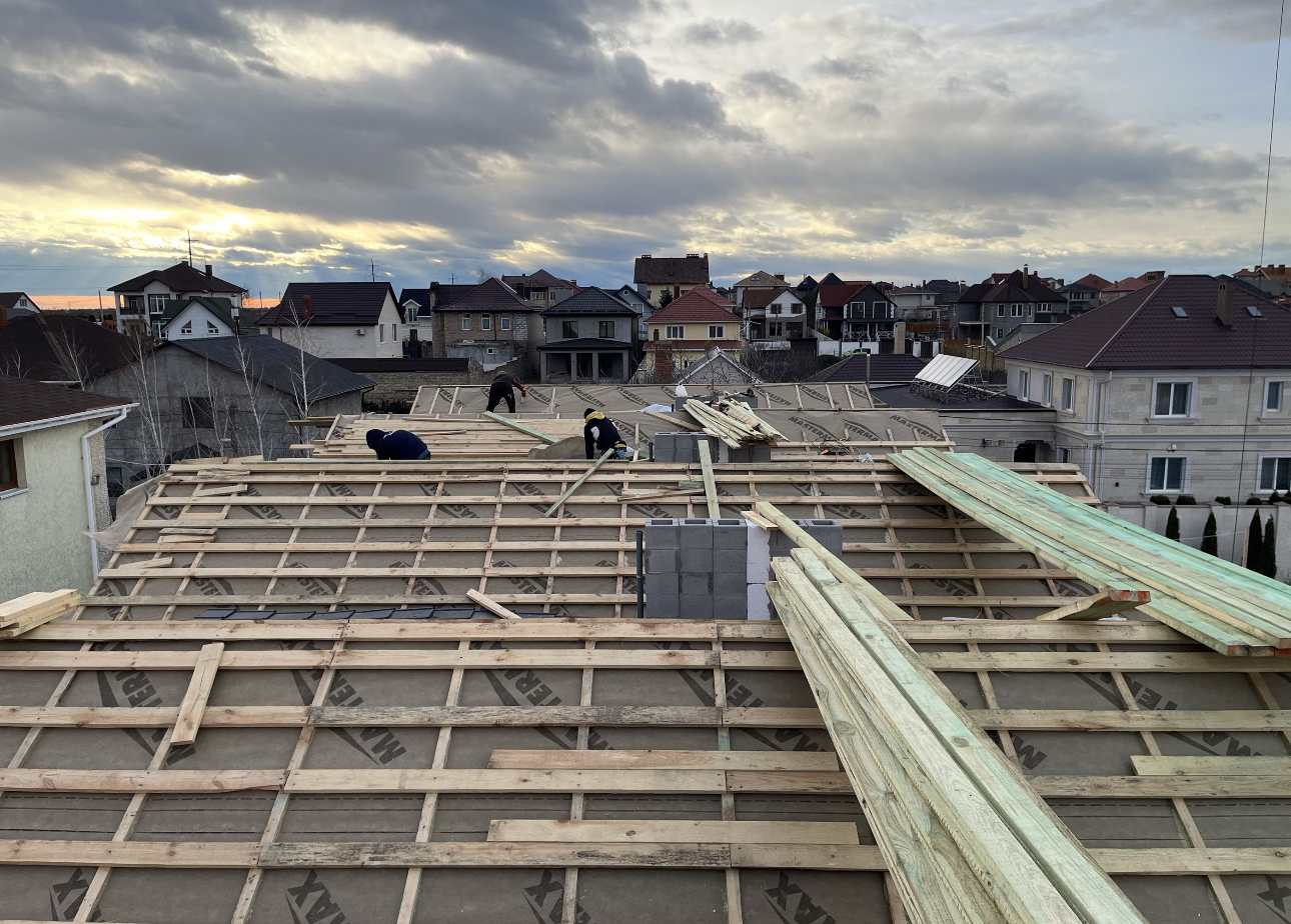 Професійний демонтаж старої покрівлі перед заміною