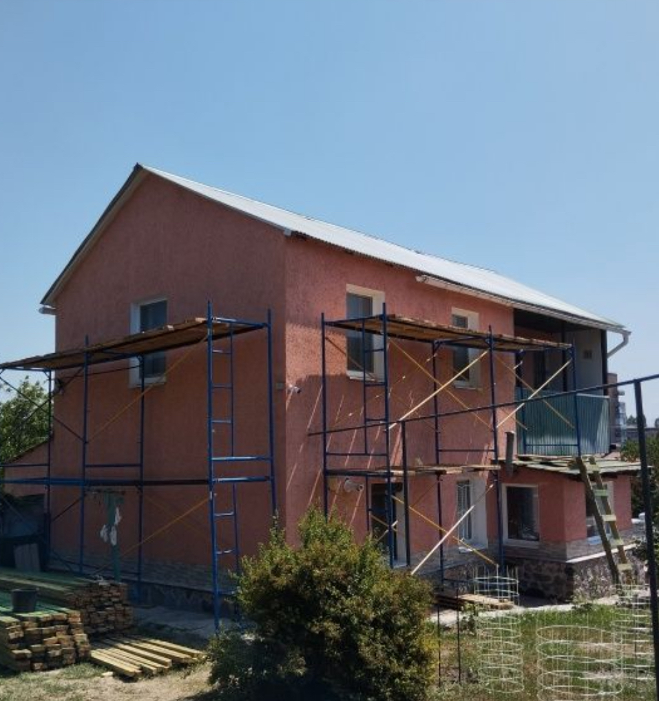 Монтаж двоскатного даху, класичне та економічне рішення