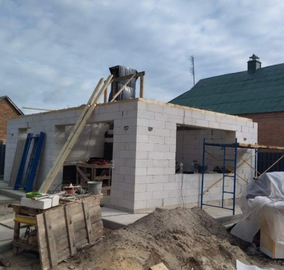 Улаштування гідроізоляції на плоскому даху комерційної будівлі