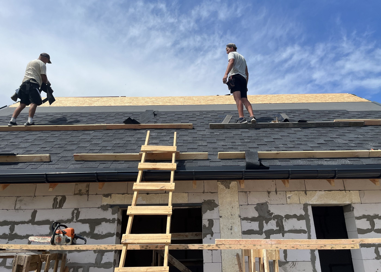 Досвідчений покрівельник виконує ремонт даху